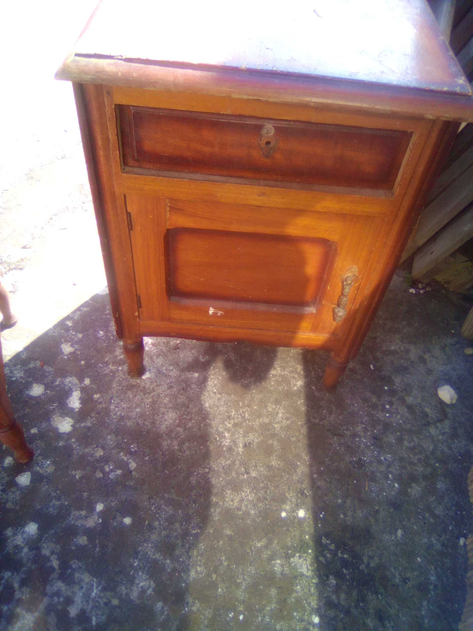 comoda vintage e mesas de cabeceiras