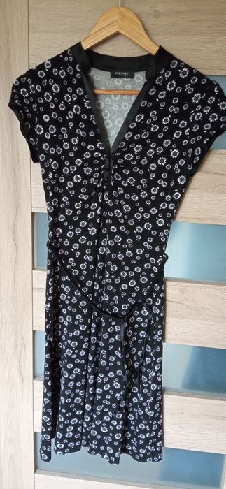 Sukienka Orsay czarna w białe kwiatuszki