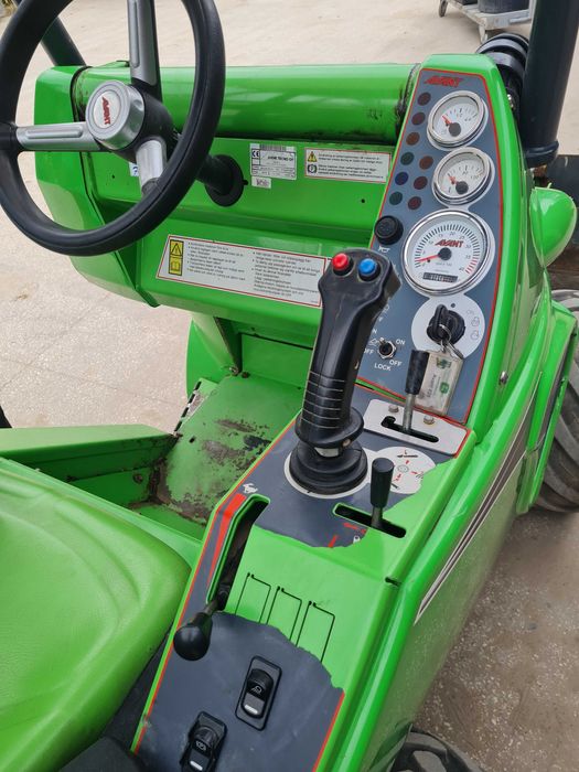 Miniładowarka ładowarka Avant 528