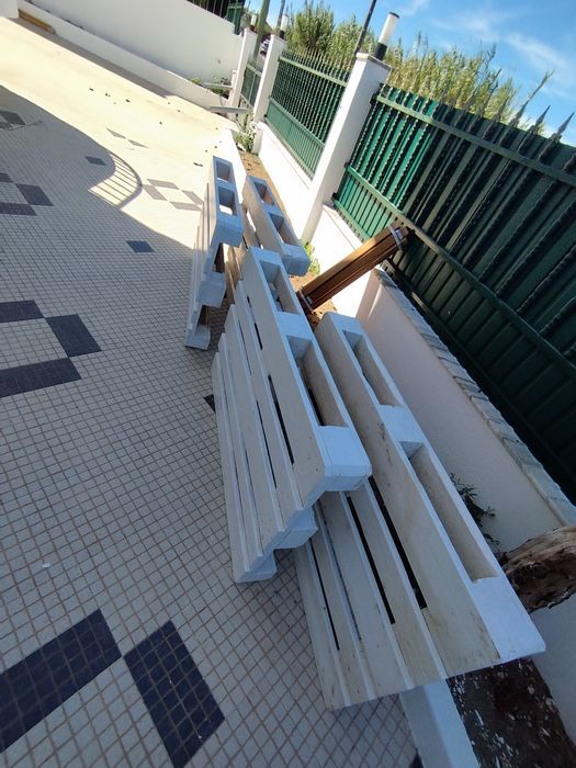 Paletes pintadas de branco