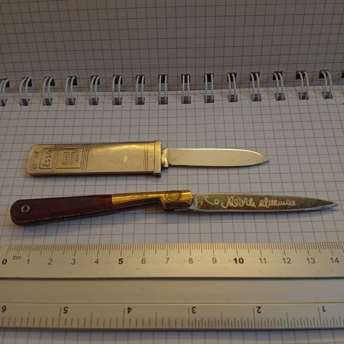 Dois canivetes, usados