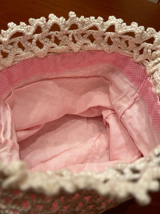 Saco de pão em renda com interior forrado em rosa