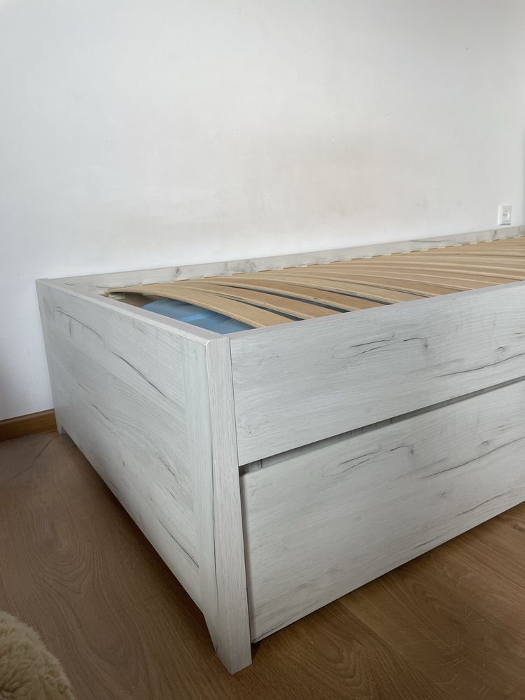 Łóżko pojedyncze ze stelażem i z szafką nocną + materac w cenie