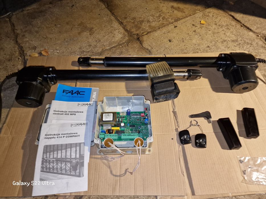 Napęd bramy dwuskrzydłowej FAAC