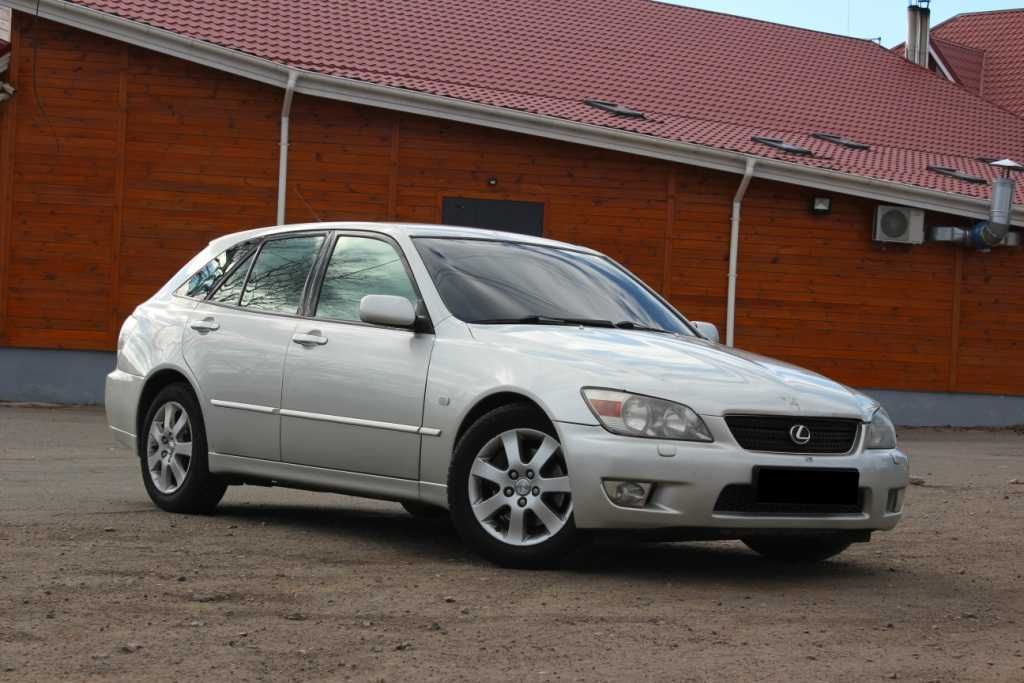 Lexus IS200 hatchback