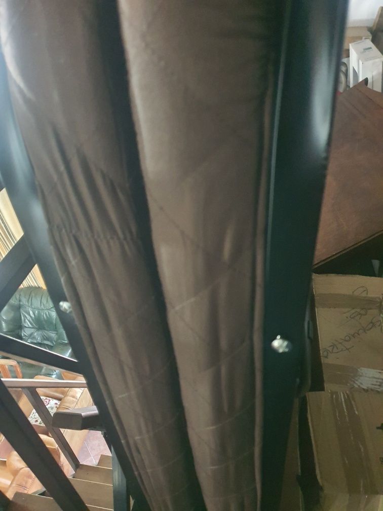 Vendo divã tecido castanho pouco usado está como novo .