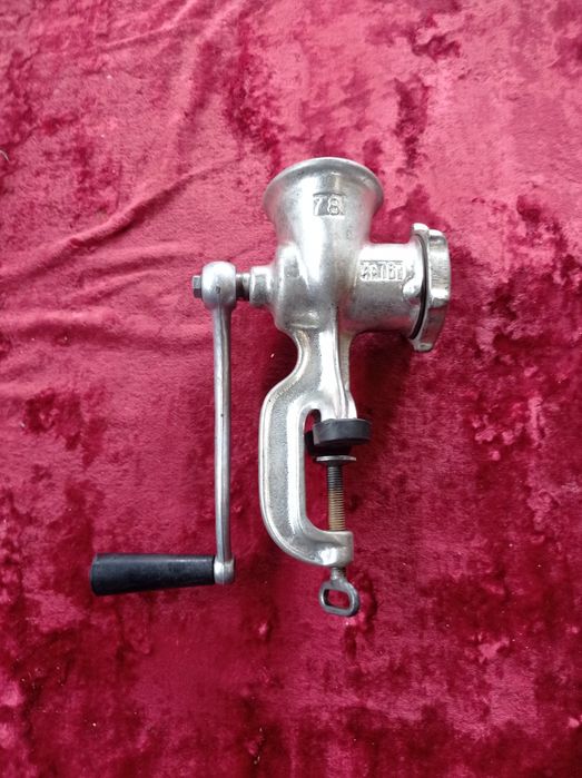 Продам чугунную мясорубку ссср