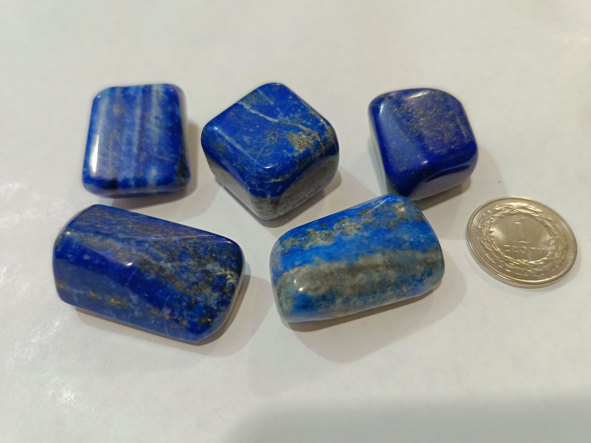 Naturalny kamień Lapis Lazuli w formie polerowanych otoczaków