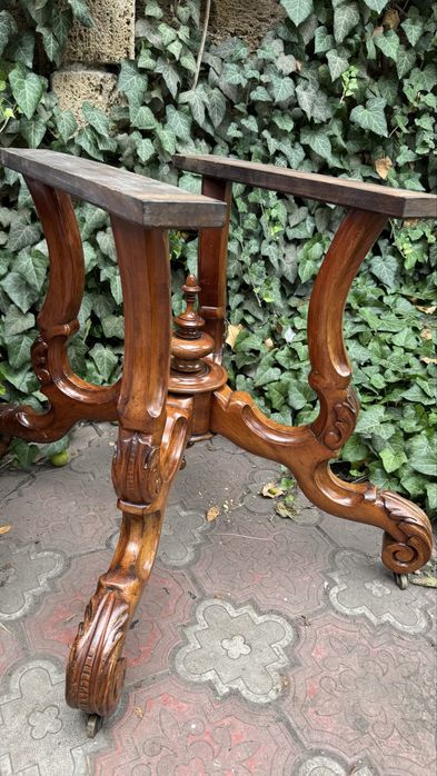 Стол обеденный антикварный, резной на бронзовых колесиках, Франция