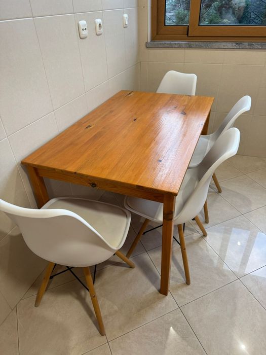 Mesa de refeição + 4 cadeiras