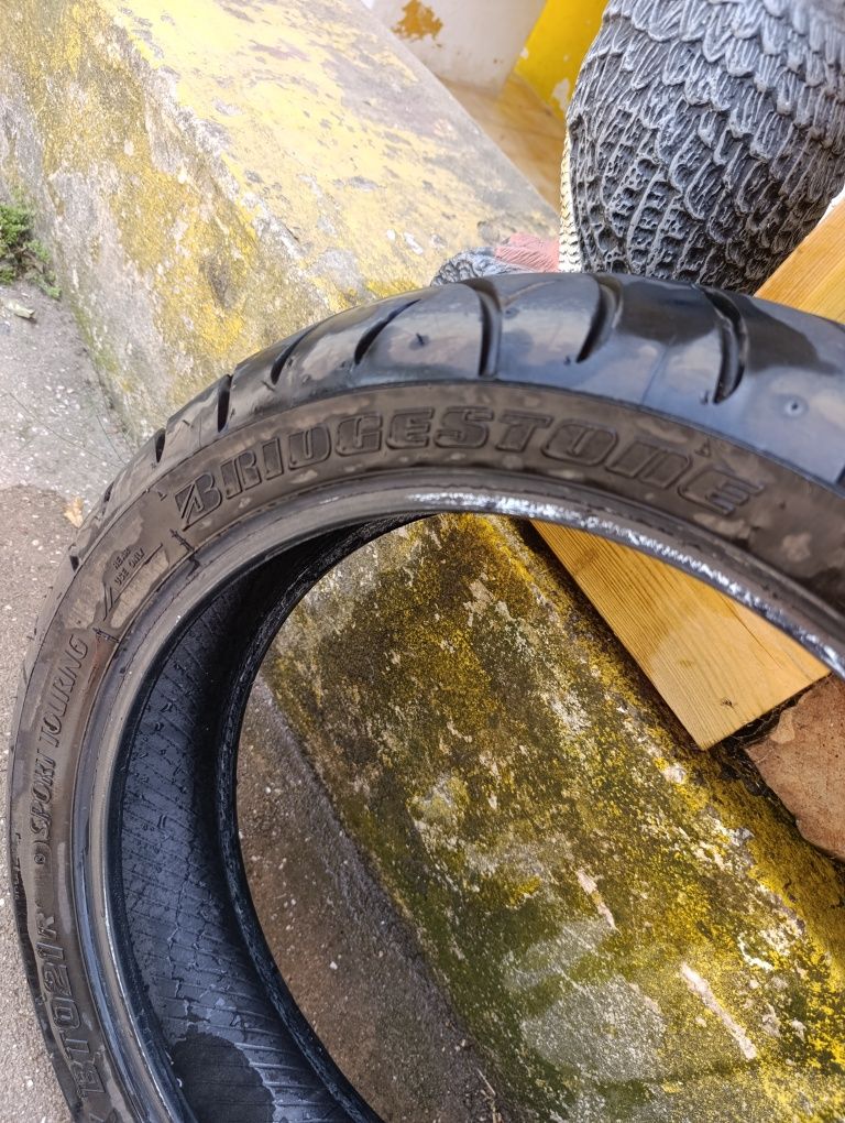 Pneus mota Bridgestone