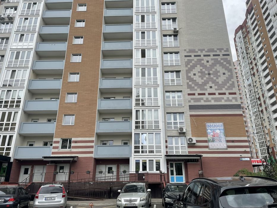 Продаж 3 кім.кв., вул.Гмирі 18, метро 7 хв.