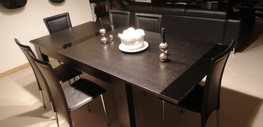 Mesa e cadeiras pretas