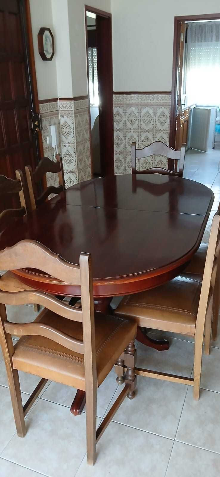 Vendo estante e mesa extensível com 6 cadeiras em Mogno
