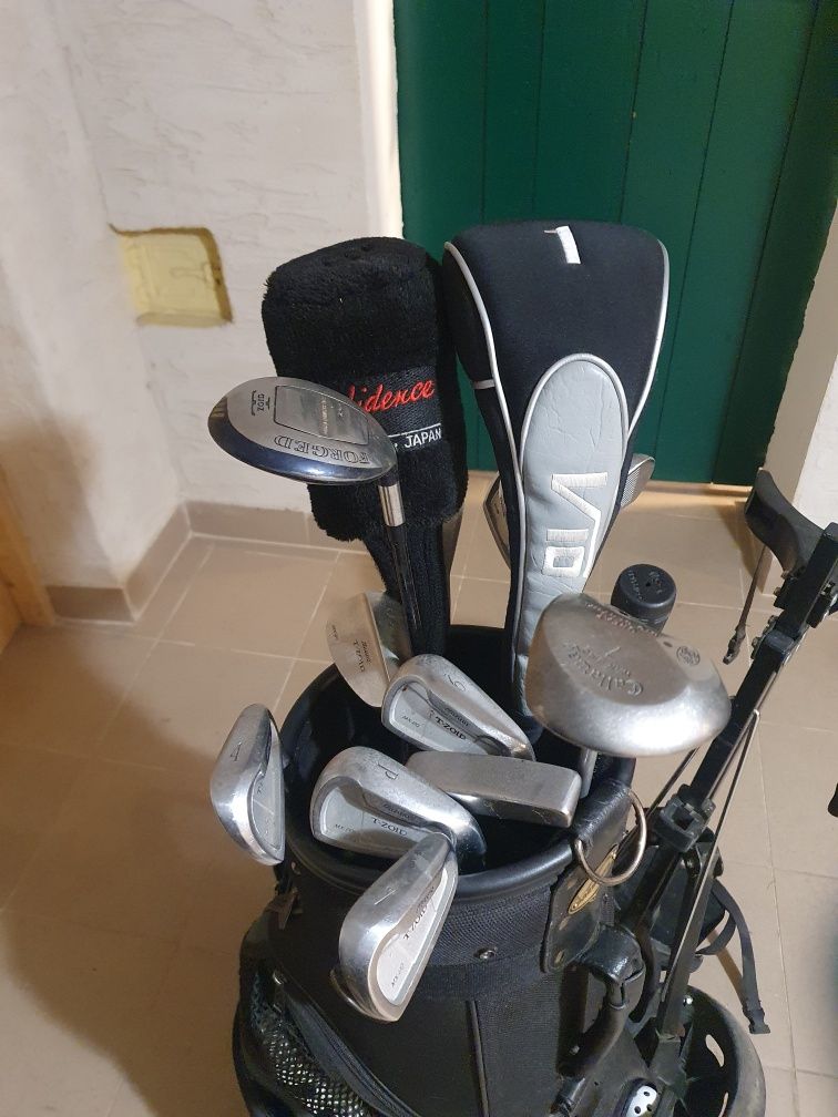 Golf- wózek plus torba i kije.