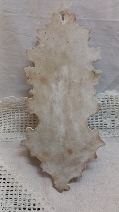 Pia de água benta em porcelana.