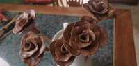 Róże z gliny , kolor naturalny gliny (brązowe)