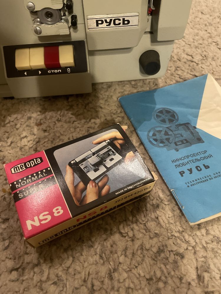 Projektor na klisze super 8