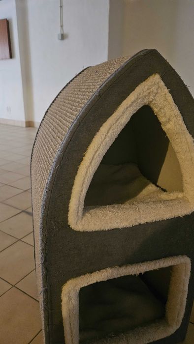 Arranhador e cama para gatos