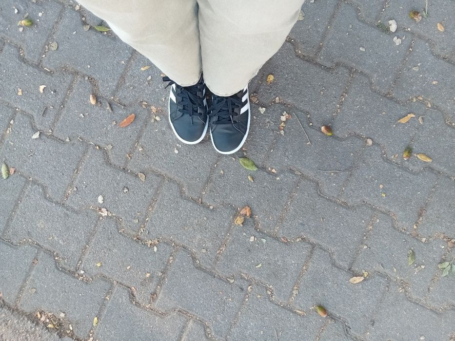 Tenis adidas com pouco uso.