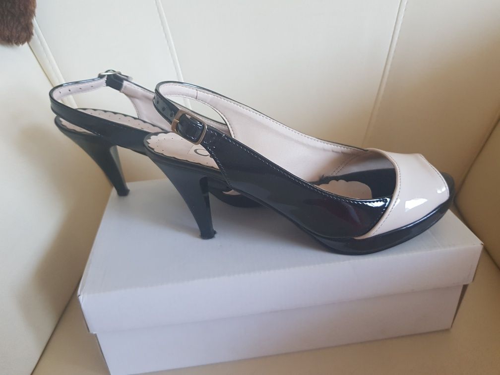 Buty na obcasie lakierowane