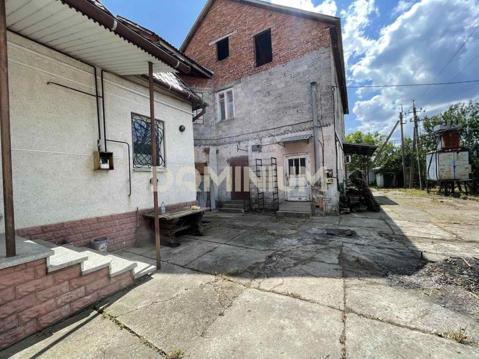 Продається комерція на центральній дорозі, в с. Іза