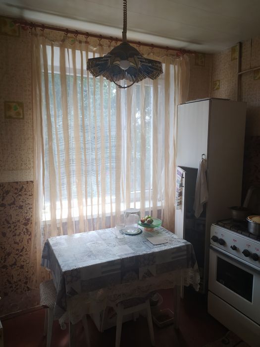 Продається  квартира трьох кімнатна