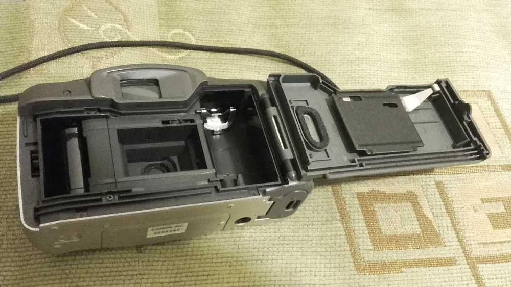 Kompaktowy aparat Canon typu „wyceluj i zrób zdjęcie” na kliszę 35mm