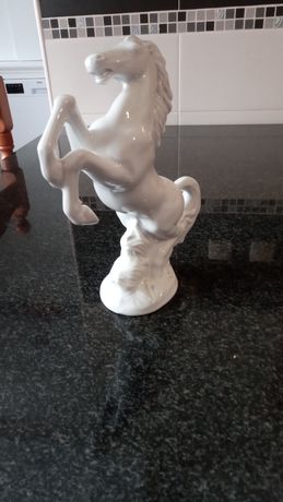 Cavalo escultura em porcelana