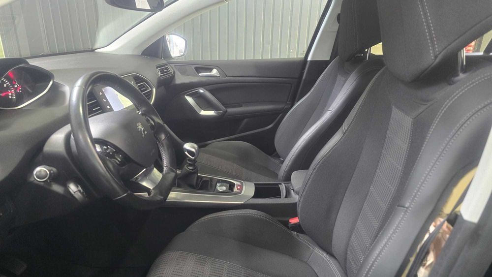 Peugeot 308 1.2 PureTech Allure - Salvado