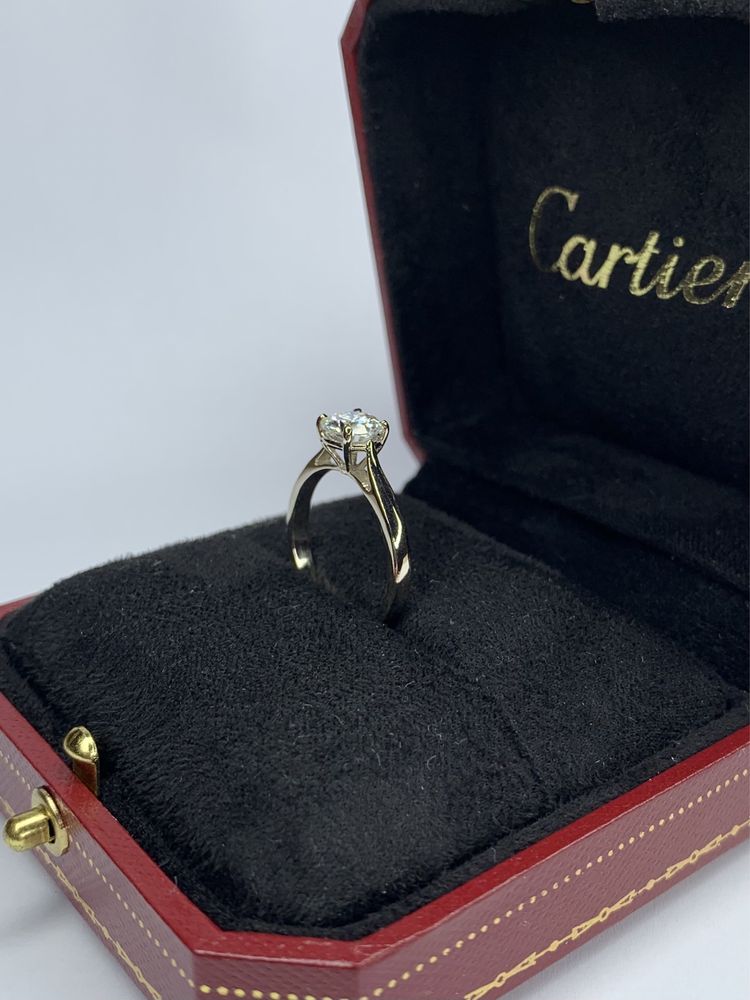 Каблучка в білому золоті з діамантом в стилі Cartier.