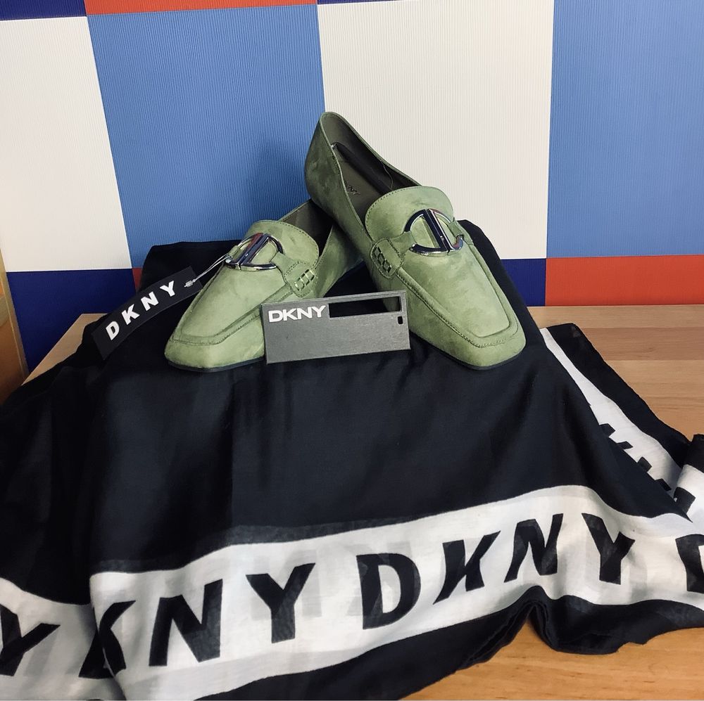 Mokasyny DKNY zamsz w kolorze kiwi, z ozdobą, 39-39,5