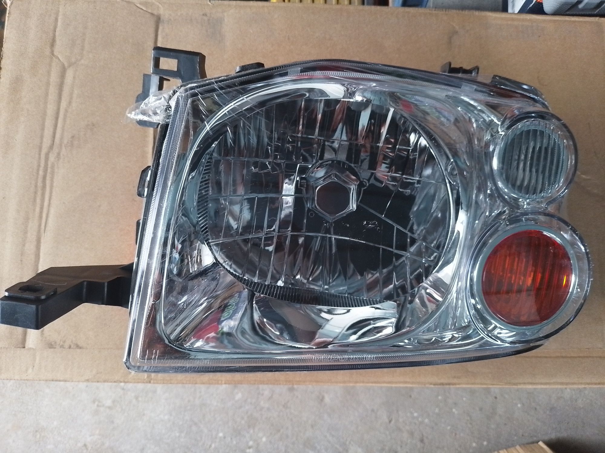 Nissan Navara D22 2002 Farol esquerdo novo.