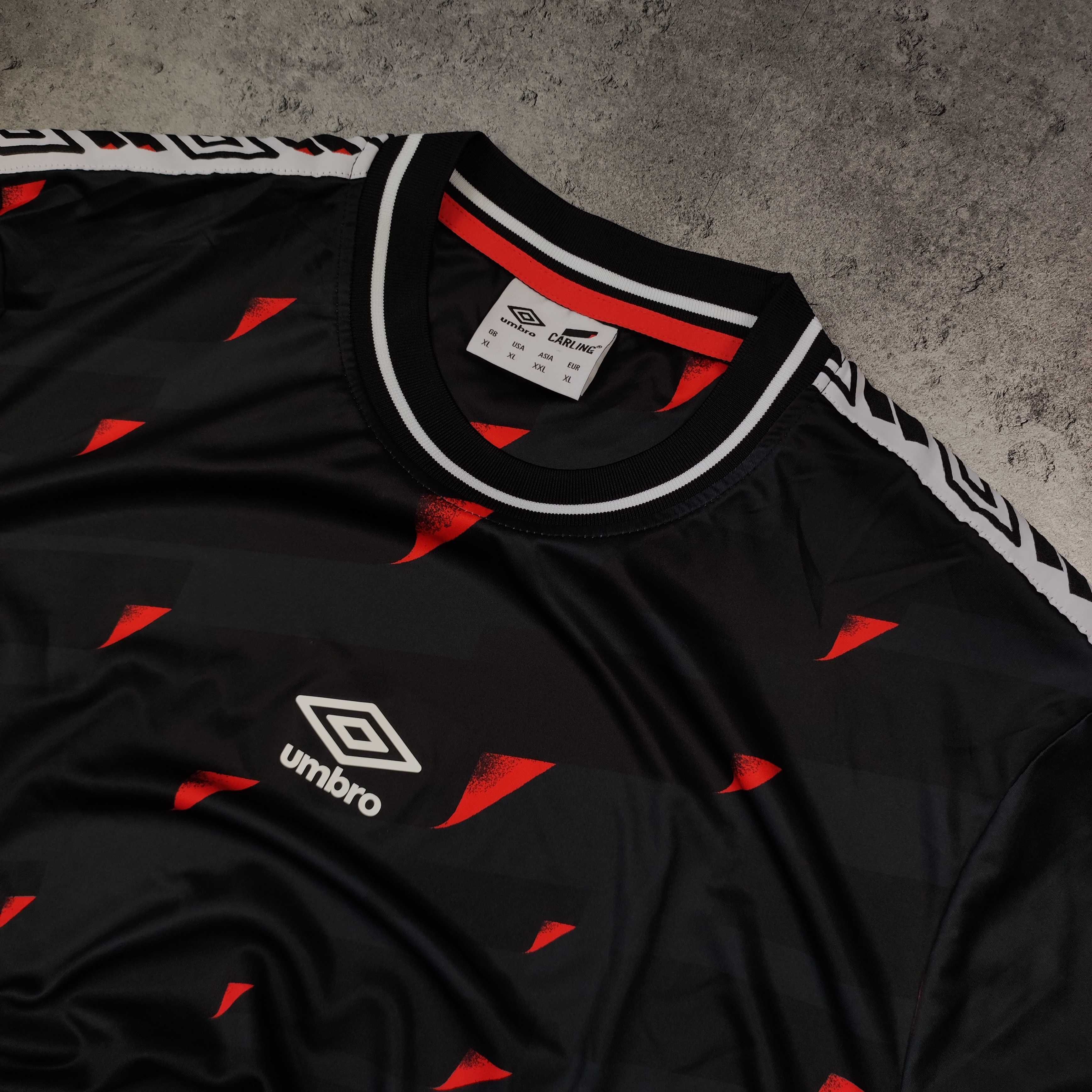 MĘSKA Koszulka Sportowa Duże Logo Czarna Wzorki Umbro Carling Śliska