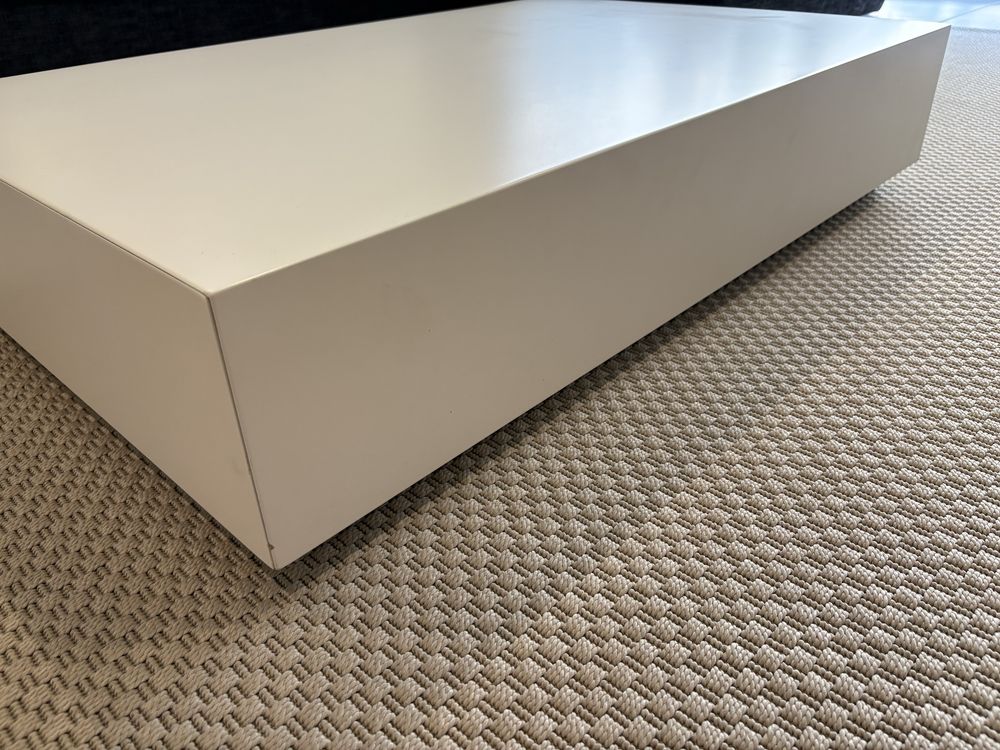 Mesa de centro branca com gaveta