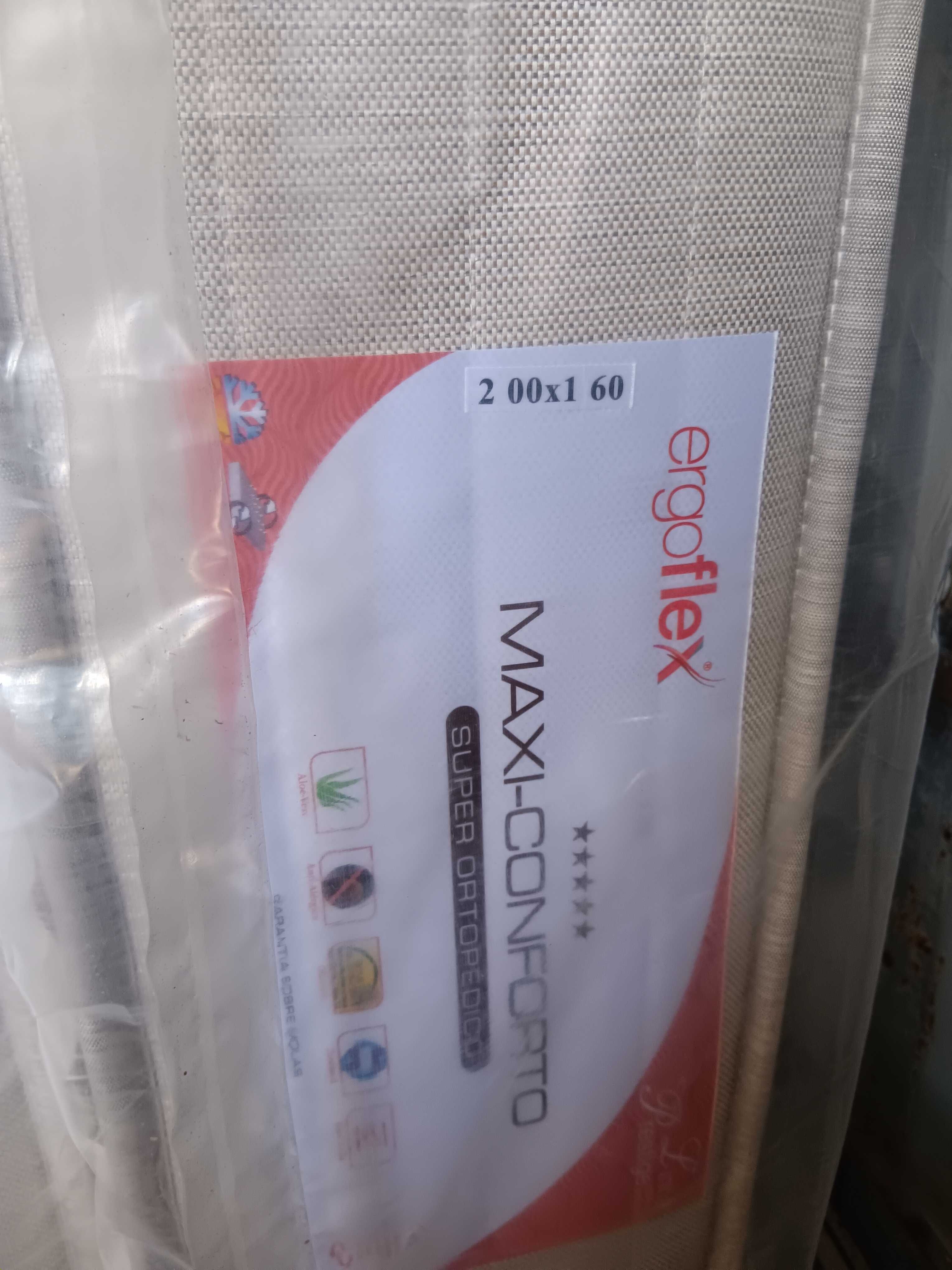 Colchões semi-novos e um deles completamente novo.