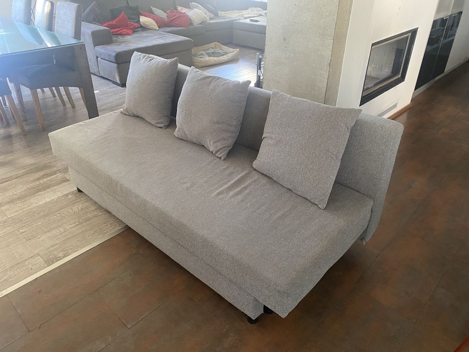 Sofa Cama com arrumacao.