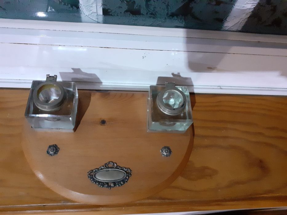 Tinteiros de cristal com base em prata e madeira de riga.