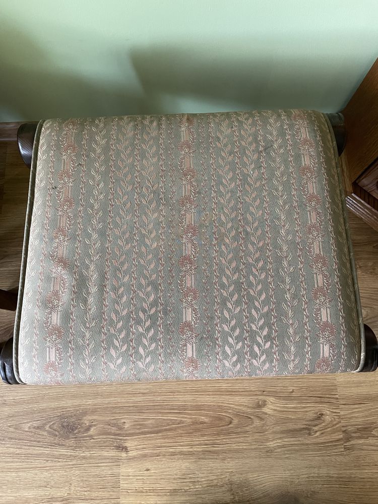 Stylowe drewniane tapicerowane siedzisko puf taboret