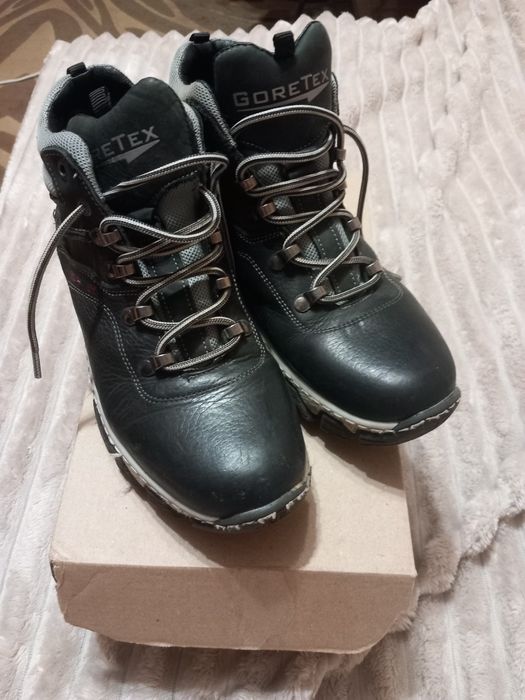 Кросівки, черевики, шкіра