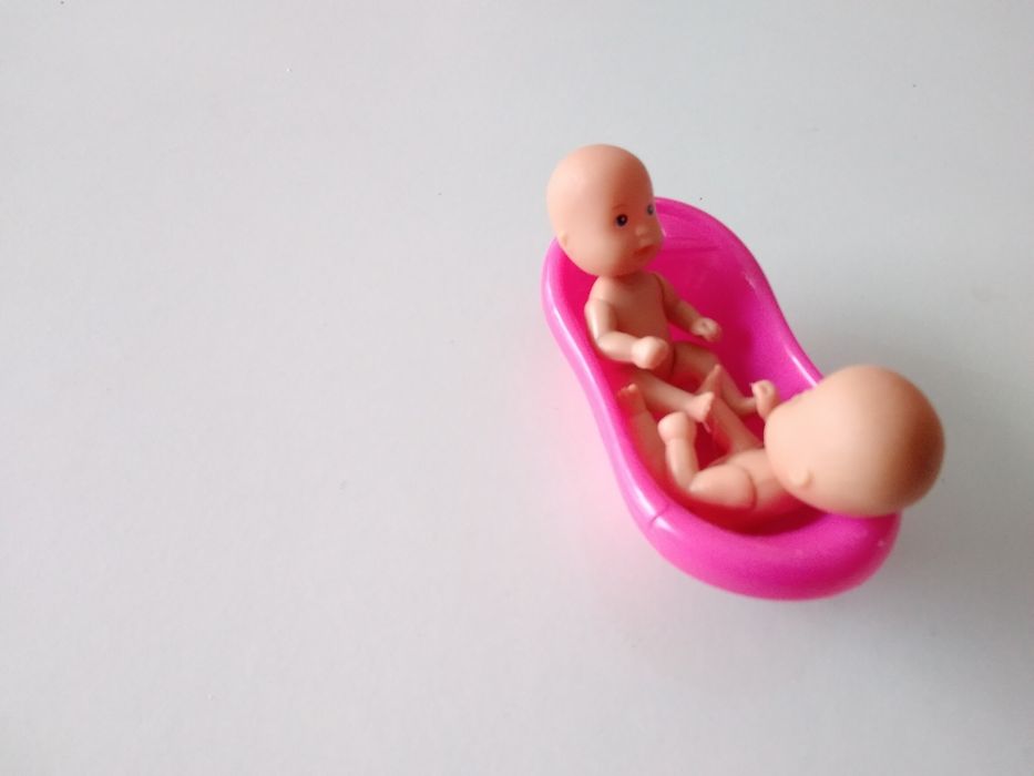 Brinquedos: 2 bebés com baloiço e banheira.