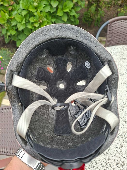 Różowy Kask Scoot and Ride  dla małego dziecka z lampką Led.