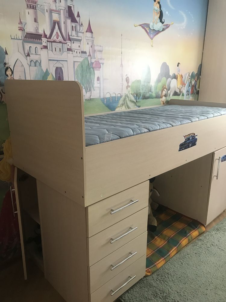 Продам кровать з монтованою шафою