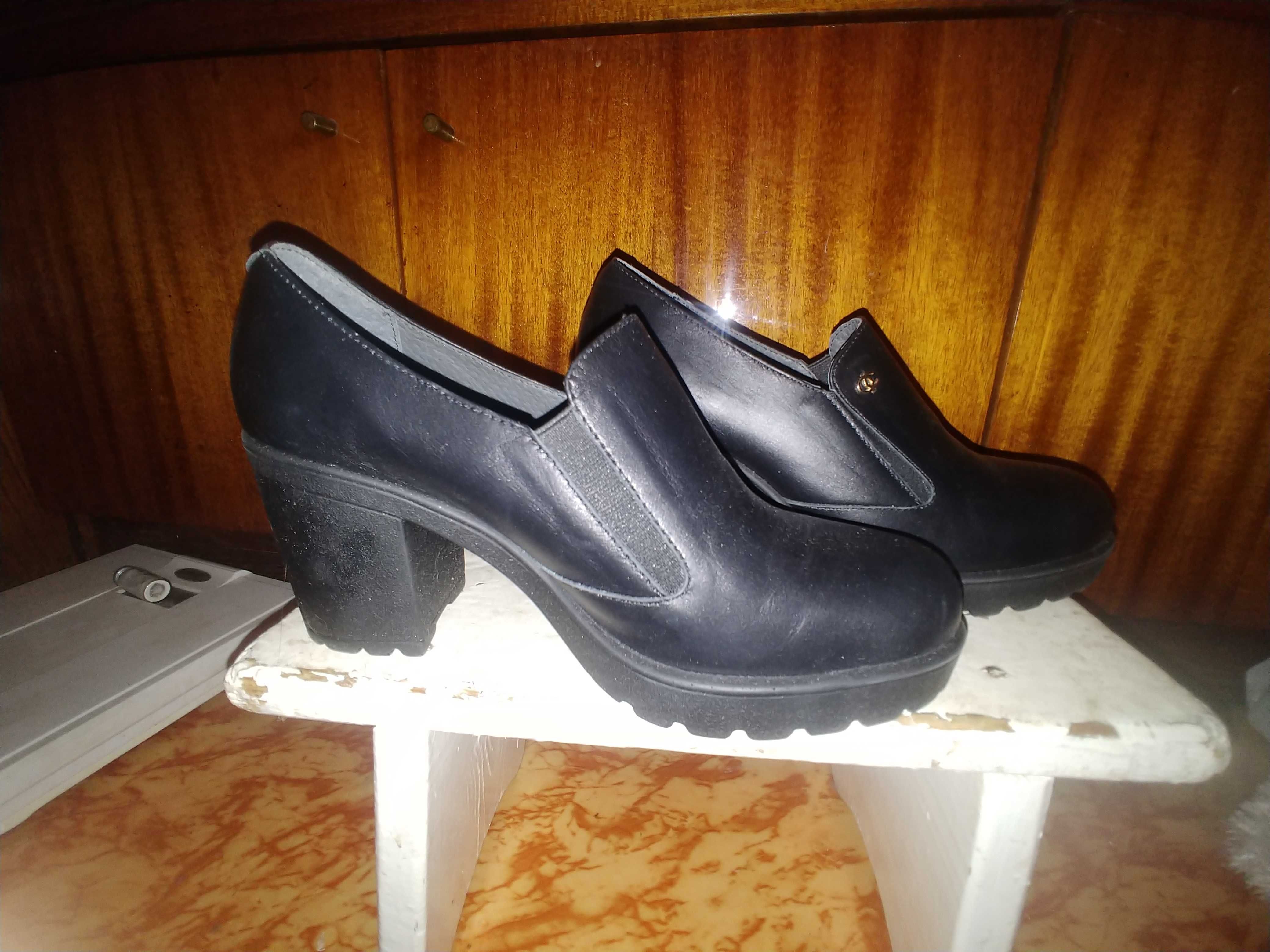 Туфли женские новые на устойчивом каблуке. Зимние сапоги