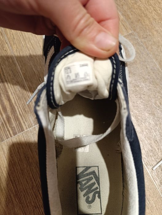 Кеди, кросівки, мокасіни, тапки.