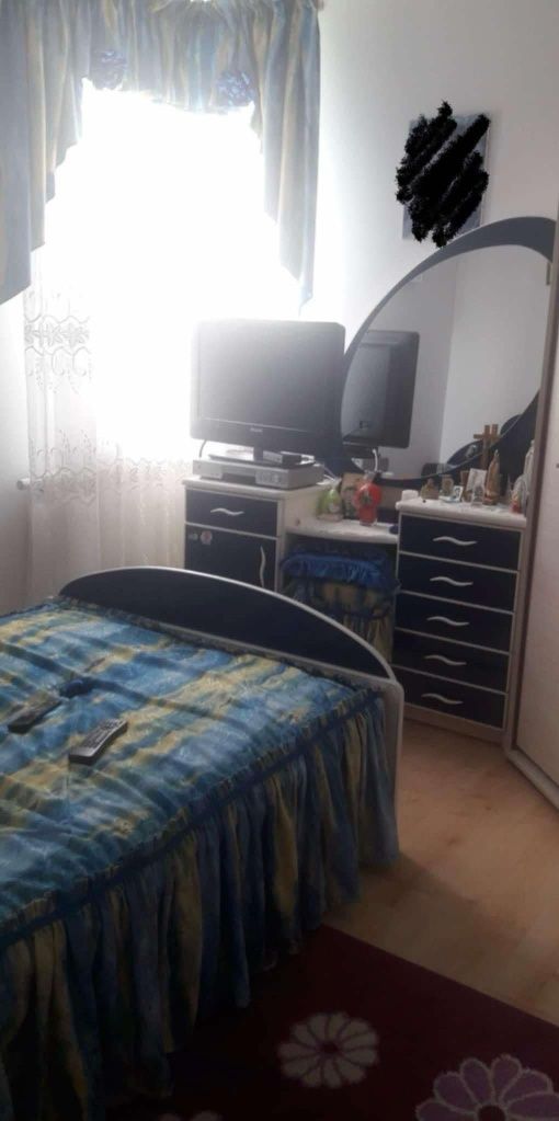Łóżko sypialniane z zestawem mebli