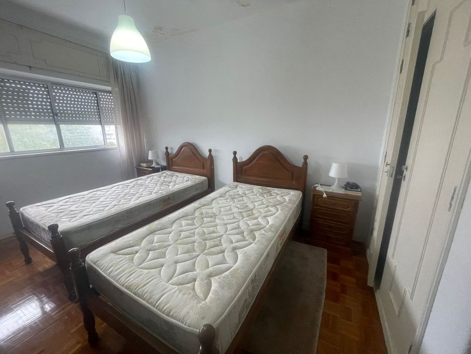 Cama de solteiro em madeira