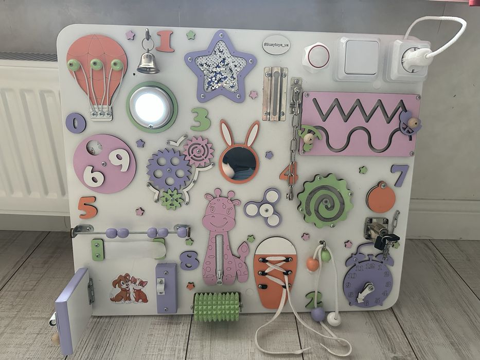 Бізіборд для дівчинки