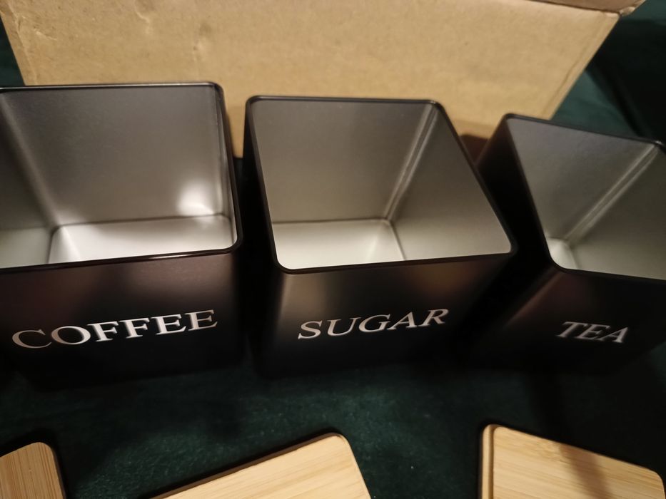 Loftowe metalowe pojemniki z drewnianymi wieczkami