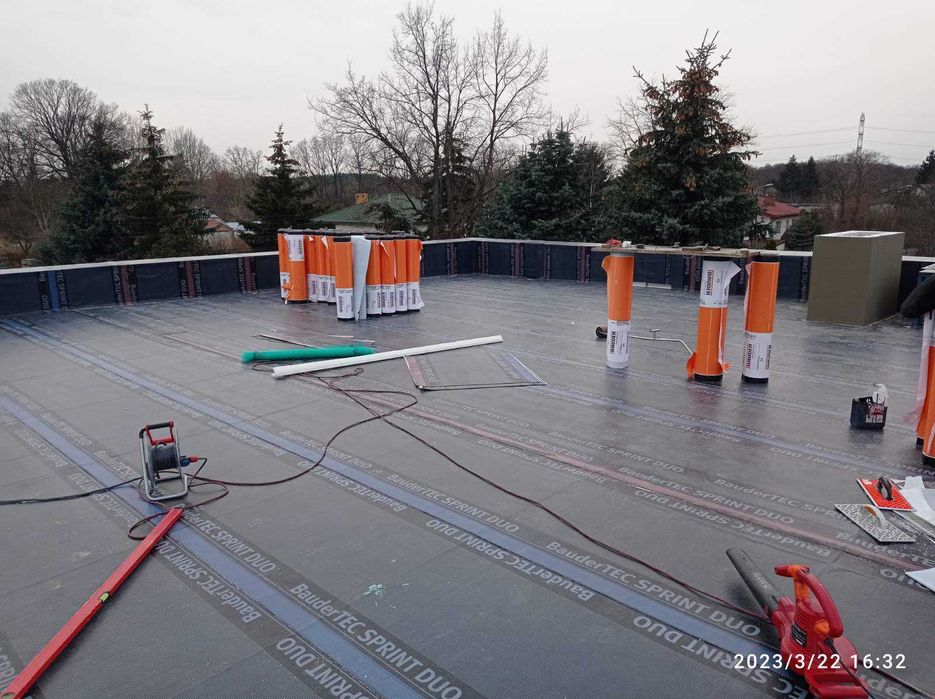 Dachy płaskie Tarasy Balkony Hydroizolacja Izolacja dachów Dekarz
